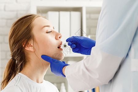 医生从一位女病人身上抽喉咙护士女士拭子女性测试实验室图片