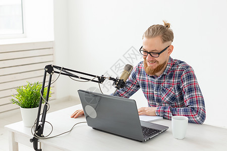 博客 流水机和广播概念青年DJ在电台工作制作人收音机居住麦克风生产播送快乐调频播客打碟机图片