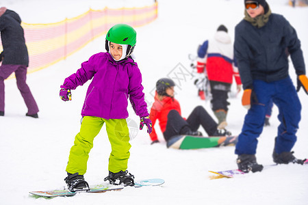 小可爱女孩滑雪 在滑雪胜地 阳光明媚的冬天闲暇童年孩子青少年活动滑雪板运动速度木板骑士图片