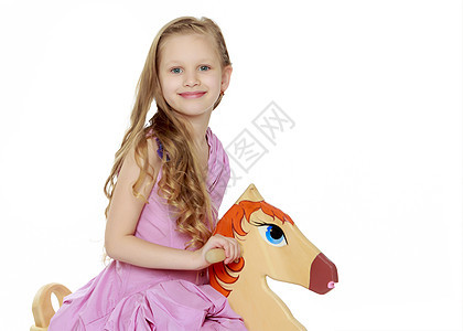 美丽的小女孩5 6岁女儿快乐玩具公主椅子孩子工作室小马头发卷曲图片
