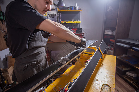 车间滑雪服务修理滑雪的男修理工就业季节木头维修尾巴质量运动行动修订划痕图片