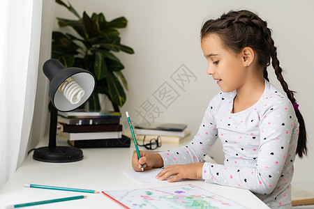 儿童 教育和学习概念     家庭笔记本上书写书的女学生铅笔女性艺术孩子字帖绘画童年学校房间作业图片