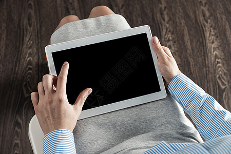 拥有平板电脑的女商务人士展示触摸屏手指技术工具互联网软垫办公室监视器桌子图片