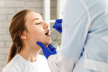 医生从一位女病人身上抽喉咙实验室测试护士拭子女士女性图片