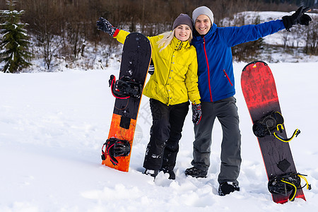冬天 滑雪 雪和太阳享受寒假的家庭头盔风镜女孩女儿母亲滑雪板高山青少年女性滑雪者图片