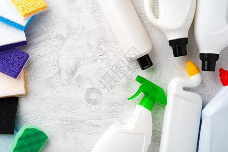 灰色背景上一套不同瓶子的洗涤剂顶视图房子清洁工塑料工具产品生态洗涤工作办公室家庭图片
