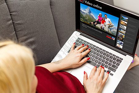 妇女通过笔记本电脑在线观看视频工具小样展示女性手表玩家渠道影片旅行屏幕图片