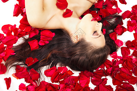 美丽的女人 在花瓣中 红玫瑰的花朵 在白色之上成人热情温泉治疗玫瑰皮肤疗法女孩沙龙药品图片