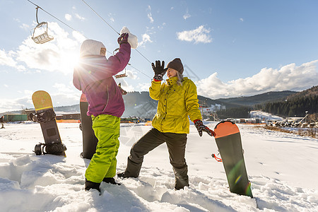 在滑雪度假胜地休家庭冬假活力孩子母亲姐姐头盔太阳成人男人山腰女儿图片