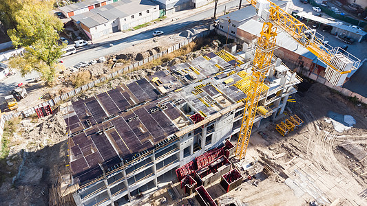 建筑工地背景 起重吊机和新的多层建筑 工业背景起重机工程工作公寓吊装建筑学绳索货物勃起天空图片