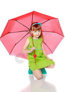 女孩从阳光下特写 在红伞下下雨公主阳伞海滩冒充孩子女性卷曲太阳童年工作室图片
