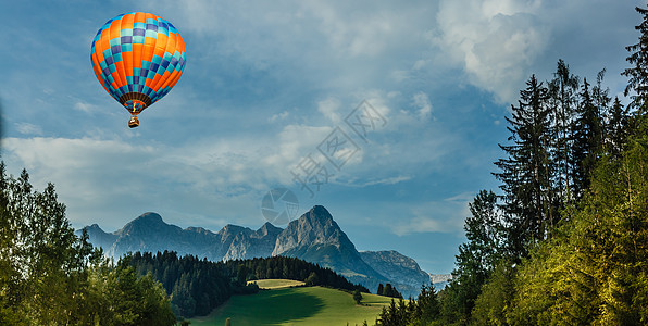 用热气球在森林山上晒太阳山坡植物群天气场地日落森林运动太阳天空草地图片