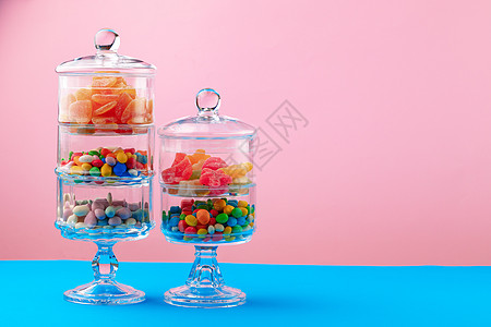 装有粉红底面糖果的玻璃杯容器甜点静物摄影饮食食物玻璃粉红色派对背景图片