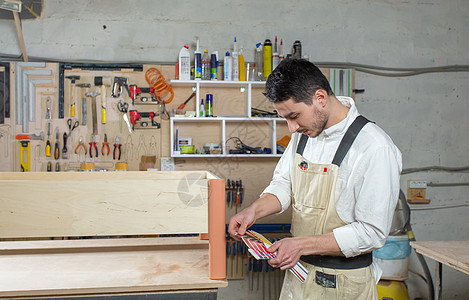 工作在家具厂的年轻有胡子的人 家具的配色技术安全工作服木制品工人木工木匠制作者手套木材图片
