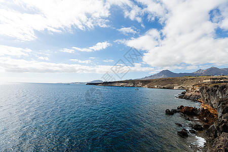 海浪在沙滩上破碎 海滨有石块蓝色风暴泡沫海岸支撑地平线行动热带速度石头图片