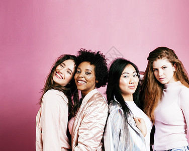 不同民族的女孩 皮肤 头发各不相同 亚洲人 斯堪的纳维亚人 非洲裔美国人在粉红色背景下欢快的情绪摆姿势 妇女日庆祝活动 生活方式图片