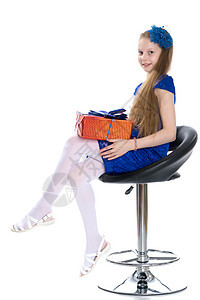 小女孩坐在椅子上的椅子上快乐喜悦幸福青年头发微笑女士红色工作室衬衫图片