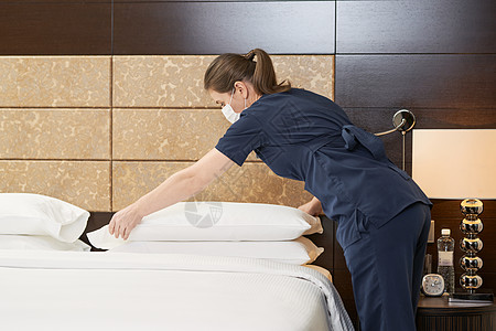 穿制服的酒店女佣正在做客房服务图片