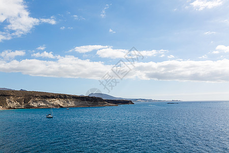 海浪在沙滩上破碎 海滨有石块娱乐海岸行动假期旅行泡沫地平线蓝色海岸线支撑图片