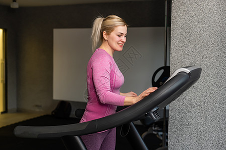 在健身房用运动机进行锻炼 横向照相 体操训练力量运动员肌肉照片健美女孩壮汉微笑机器图片