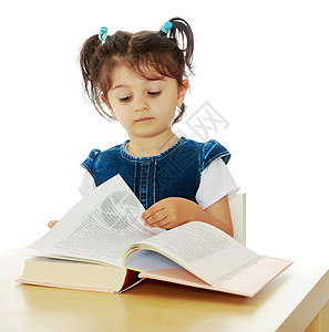 小女孩在桌子上看一本书学校童年知识学习白色孩子女孩快乐教育图书图片