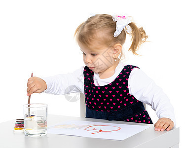 一个小女孩在桌子上画画女性幸福青年艺术乐趣绘画幼儿园蜡笔学习活动图片