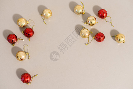 美丽的红金和银银的圣诞球 孤立在白色上假期金子风格饰品庆典金属收藏闪光蓝色季节圆形的高清图片素材