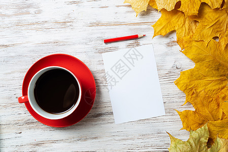 平平的秋天配着黑茶杯饮料杯子庆典床单早餐静物标本馆植物叶子桌子图片