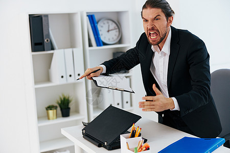 实业家在办公室工作时的情绪男人愤怒讨论会议电话桌子专注人士职业商务图片
