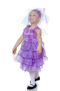 穿紫色裙子的小女孩卷曲女儿公主女性冒充幸福快乐手指金发女郎长发图片