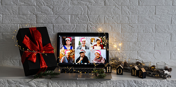 圣诞节虚拟会议团队远程办公 家庭视频通话远程会议 笔记本电脑网络摄像头屏幕视图 不同的肖像头像在他们的家庭办公室工作 在线欢乐时图片