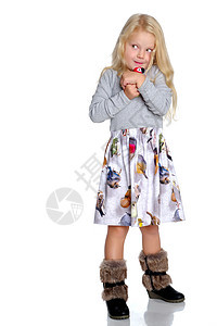 她手里拿着玩具的小女孩快乐女性女儿裙子小姑娘金发女郎微笑乐趣女孩喜悦图片