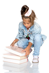 带书的小女孩白色智力家庭作业知识童年教科书快乐女性学习瞳孔图片