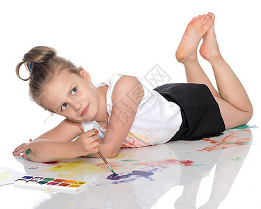 一个小女孩在她的身体上画画化妆品画家乐趣活动喜悦童年幸福狂欢想像力绘画图片