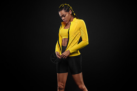 非裔美国女运动员 肌肉发达的年轻健身运动女性在健身房穿着黄色运动服锻炼二头肌身体成人训练重量女士营养举重力量腹肌图片