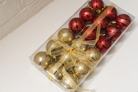 美丽的红金和银银的圣诞球 孤立在白色上礼物季节风格装饰品庆典金属框架闪光玻璃装饰图片