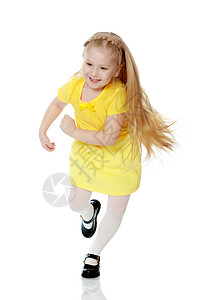 女孩正在某个地方奔跑工作室公主快乐微笑冒充卷曲女儿长发金发女郎孩子图片