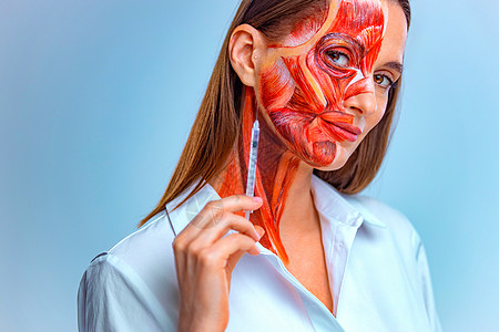 化妆品注射在脸上 有一半脸与皮肤下的肌肉结构的年轻女子 浅色背景下的医学培训模型保健女孩解剖学治疗青年身体美容药品皱纹彩绘图片
