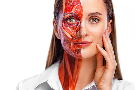 皮肤下有半个脸部肌肉结构的年轻女子 轻背景医学培训模型 近距离拍摄人脑切除术的脸部肖像以及程序解剖学诊所注射治疗艺术医生塑料卫生图片