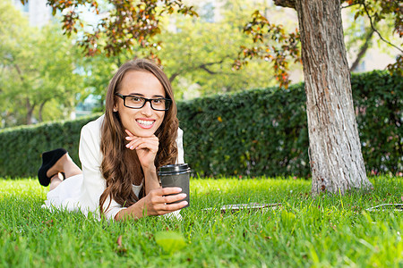 公园中的年轻女子杯子大学闲暇女性咖啡成人阳光女士快乐校园图片