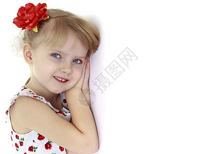 小女孩靠在墙上 笑声微笑情感房间婴儿孤独公主孩子们快乐沉思女儿图片