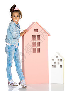 小女孩在玩木屋的游戏娃娃玩具教育快乐乐趣喜悦孩子操场家庭婴儿图片