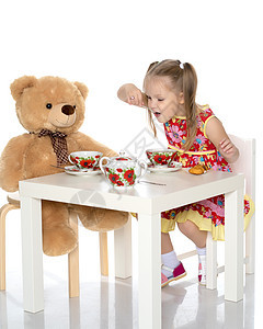 小女孩在喝茶婴儿饮料童年房子女儿早餐幸福母亲桌子食物图片