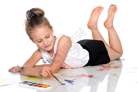一个小女孩在她的身体上画画创造力艺术童年狂欢画笔乐趣画家喜悦艺术家化妆品图片