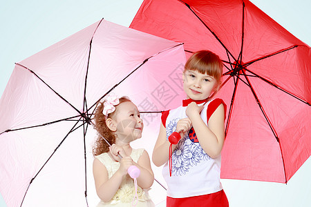 两名女孩站在雨伞下头发金发太阳童年快乐女儿冒充女性家庭工作室图片