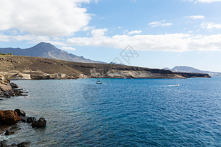 海浪在沙滩上破碎 海滨有石块碰撞地平线海洋热带速度太阳娱乐泡沫岩石石头图片