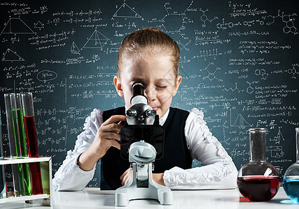 透过显微镜观察的小女孩科学科学家黑板女孩女学生测试课程烧瓶数学教育知识班级图片