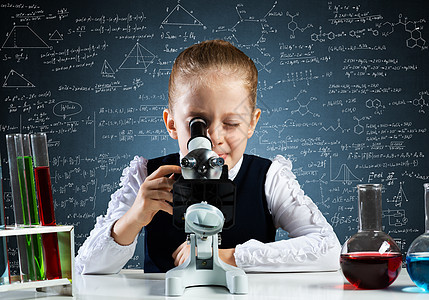 透过显微镜观察的小女孩科学科学家课程课堂化学女学生学生烧瓶黑板学校测试教育图片