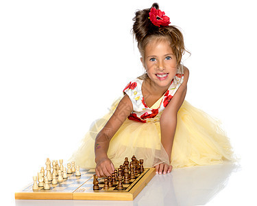 女孩下象棋工作室专注学习桌子战略游戏教育童年幸福思考图片