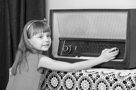 一个女孩 长长金头发 短发和短爆炸 一瞬间拨号冒充频率孩子扬声器童年收音机技术体积公主图片